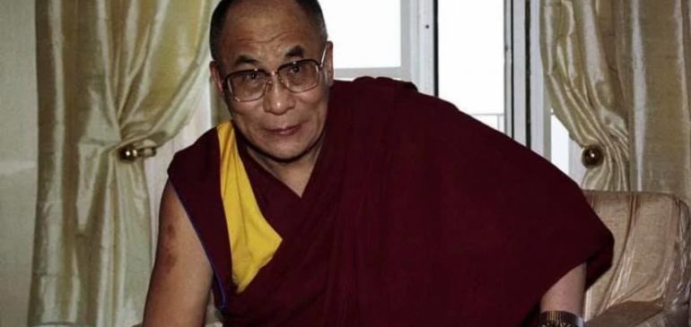Духовний лідер тибетців Далай-лама вакцинувався від коронавірусу виробленою в Індії вакциною Covishield